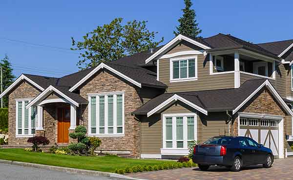 汽车停在房子的车道上